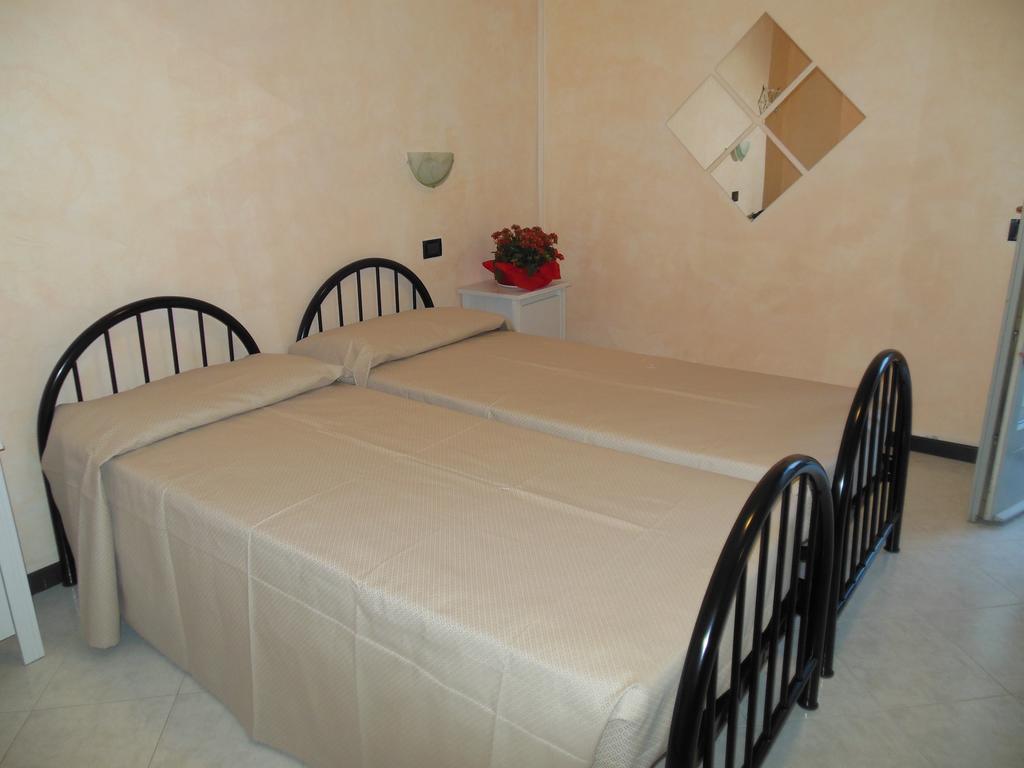 Residenza Hotel Garden Toscolano Maderno Quarto foto